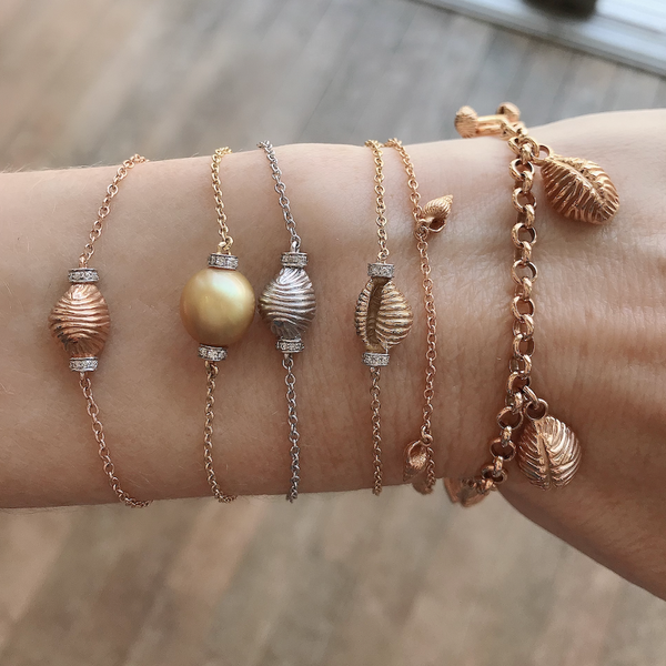 THREAD AND SHELL BRACELET